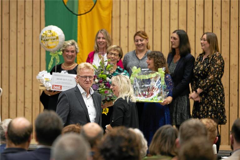 Wertschätzung aus allen Ecken, vom Rathausteam bis hin zu den Bürgermeisterkolleginnen und -kollegen, sowie das eine oder andere Präsent wird Uwe Bossert bei seiner Verabschiedung in der Spiegelberger Mehrzweckhalle zuteil. Foto: Alexander Becher