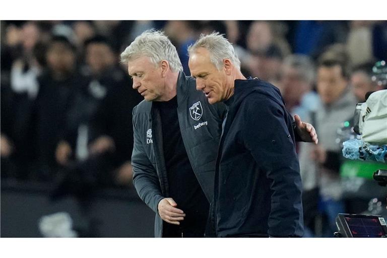 West Hams Manager David Moyes (l) umarmt Freiburgs Cheftrainer Christian Streich nach dem Spiel.