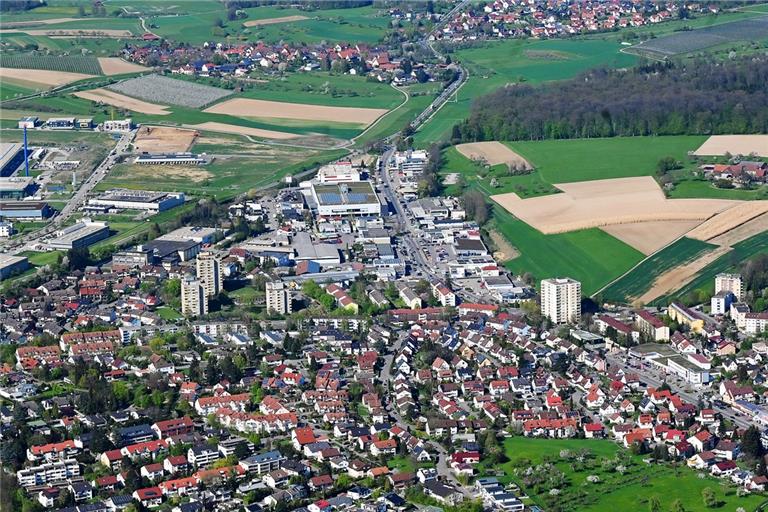 Westlich vom Seehof (rechts am Bildrand) gibt es bislang nur Wiesen und Felder – und künftig einen Radweg. Foto: Werner Kuhnle