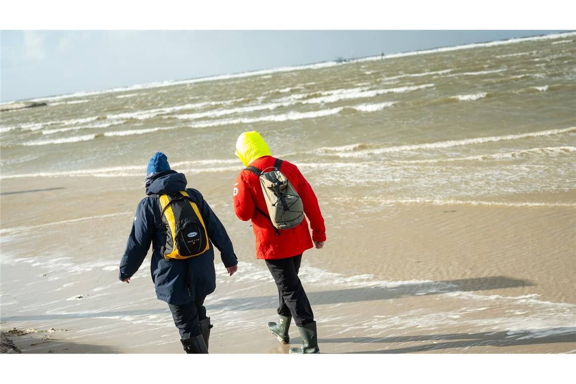 Unfreundliches Herbstwetter - Sturm an Nordseeküste Wetterfeste Kleidung ist beim Spaziergang an der Nordsee in den nächsten Tagen ein Muss. (Archivfoto)