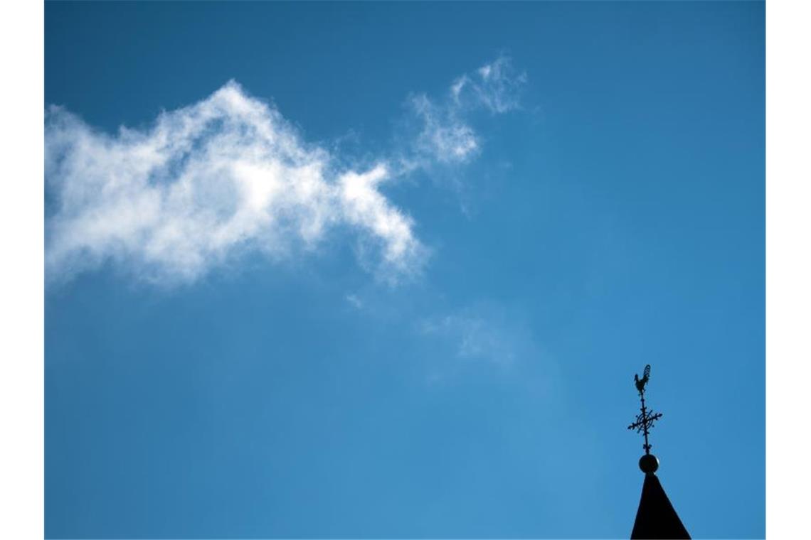 Protest gegen Segnungsverbot von Homosexuellen Wetterhahn einer Kirche. Die römische Glaubenskongregation hatte am vergangenen Montag klargestellt, dass die Kirche nicht befugt sei, homosexuelle Paare zu segnen. Foto: Federico Gambarini/dpa