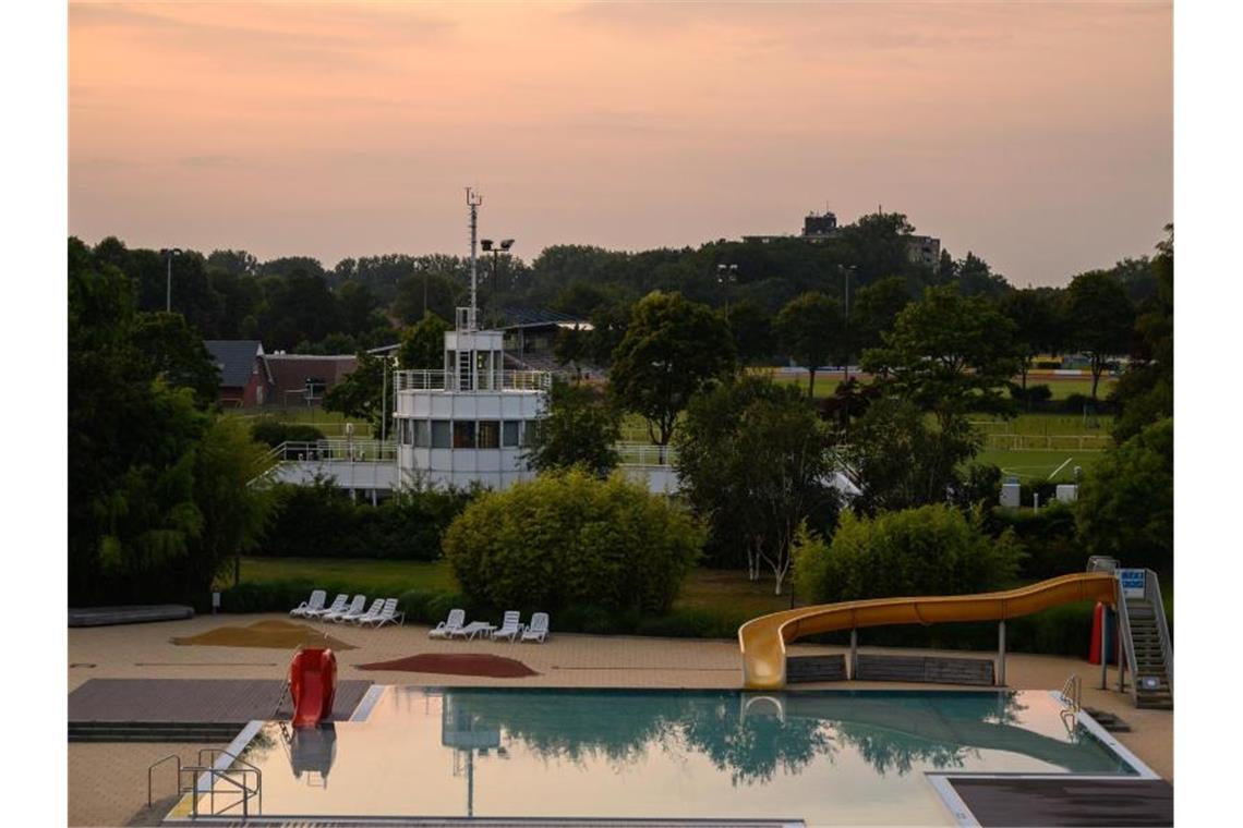 Wetterwarte des Deutschen Wetterdienstes hinter dem Freibad in Lingen: Die niedersächsische Stadt war am Donnerstag mit 42,6 Grad der heißeste Ort in Deutschland. Foto: Christophe Gateau