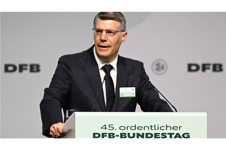 WFV-Chef Matthias Schöck ehrt Regionalliga-Meister SG Sonnenhof Großaspach.