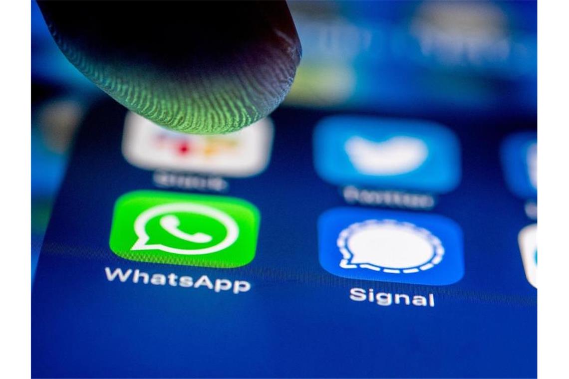 WhatsApp: Vorerst keine Folgen bei Ablehnung neuer Regeln WhatsApp betont, dass mit dem Update keine erweiterte Datenweitergabe an Facebook verbunden sei. Foto: Zacharie Scheurer/dpa-tmn