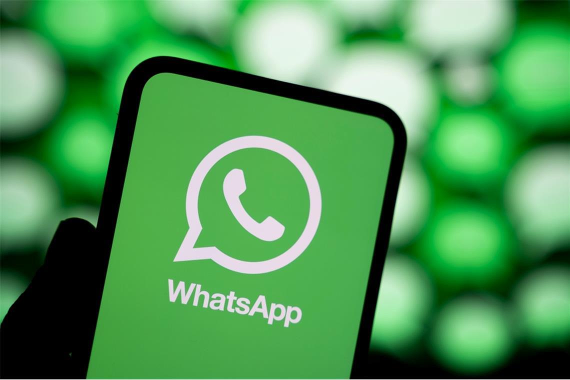 Kann man bald den Status von anderen teilen? WhatsApp testet aktuell die neue Funktion.