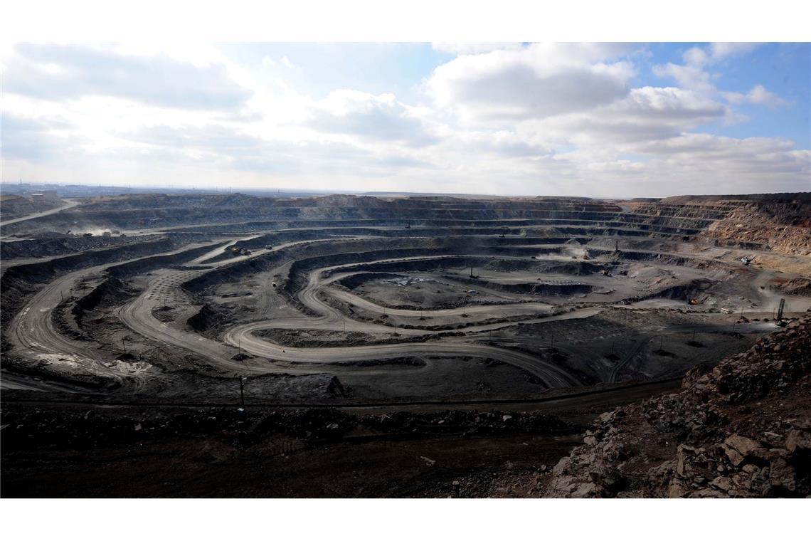 Chinas Exportkontrollen verteuern seltene Erden Wichtige Metalle, die etwa hier in der Bayan-Obo-Mine für seltene Erden in der Inneren Mongolei abgebaut werden, braucht auch die deutsche Industrie - etwa für Sensoren oder Elektromotoren. (Archivbild)