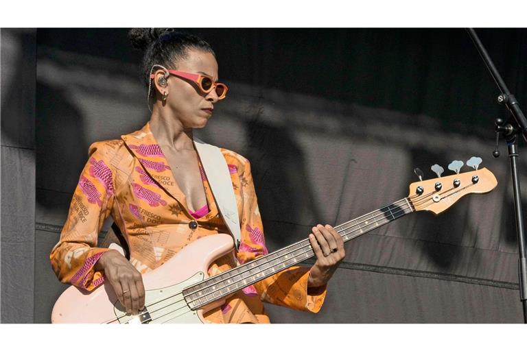 Wie Adi Oasis  röhrt und zum fetten Groove ihren Arm in die Hüfte stemmt, spricht alles für Satire.