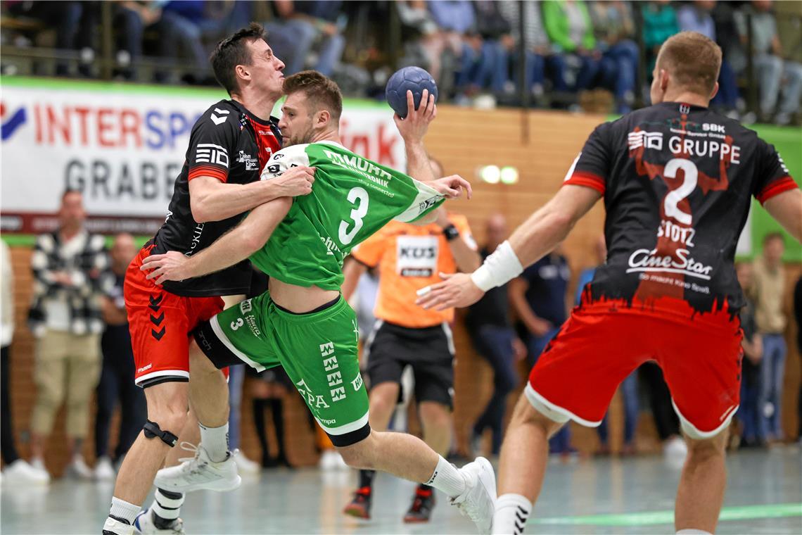 Handball-Topspiel am Bodensee: HOB trifft auf Tabellenführer Konstanz Wie auch im Hinspiel werden Daniel Schliedermann (rechts) und seine Kollegen harte Zweikämpfe ausfechten müssen. Fotos: Alexander Becher