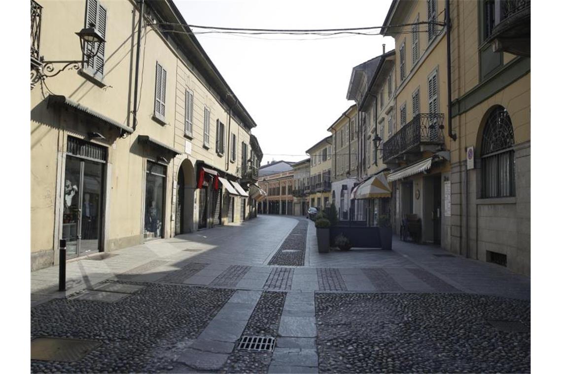 Wie ausgestorben sind die Straßen in Codogno. Italiens Regierung will wegen Coronavirusfällen Städte abriegeln. Foto: Luca Bruno/AP/dpa