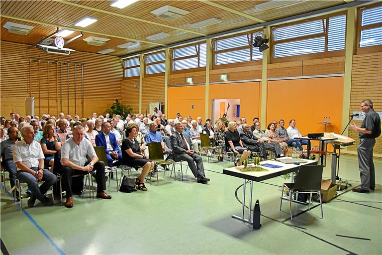 Wie Backnang zu seinem südlichsten Stadtteil kam, erläutert Stadtarchivar Bernhard Trefz. Dass es ein langer Weg war, schildert er eindrücklich. Fotos: Tobias Sellmaier