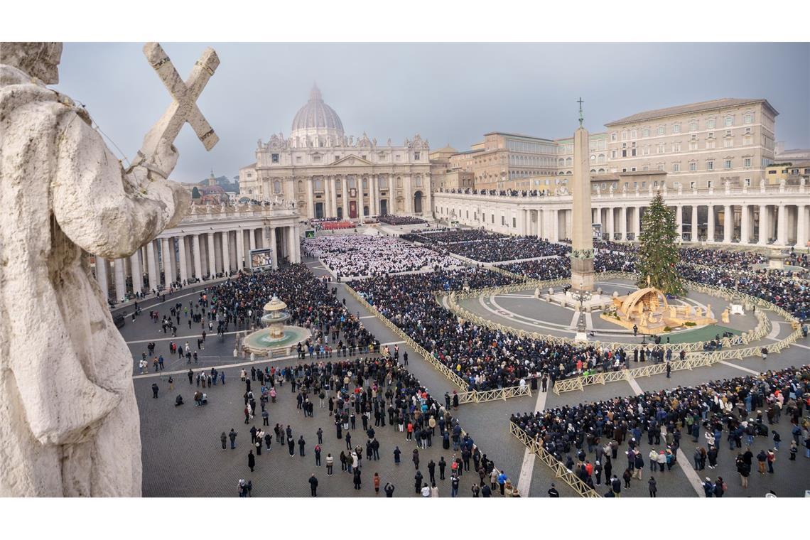 Was passiert nach dem Tod des Papstes? Wie bei Benedikt XVI. werden auch bei den Trauerfeierlichkeiten für Franziskus Zehntausende Gläubige im Vatikan erwartet. (Archivbild)