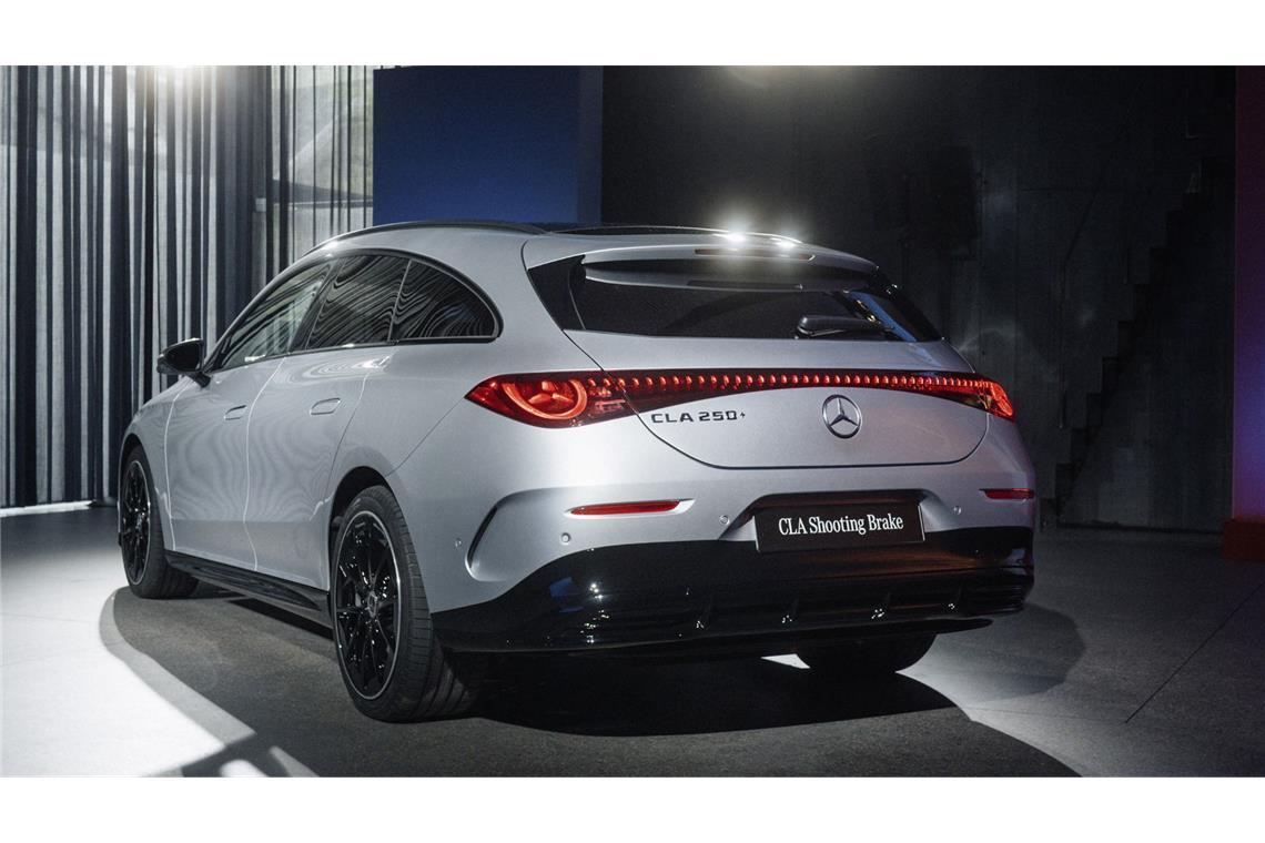 So sieht der neue Mercedes CLA Shooting Brake aus Wie bei dem Coupé hat auch der Shooting Brake ein durchgezogenes Leuchtband am Heck und sternähnliche Rückleuchten.