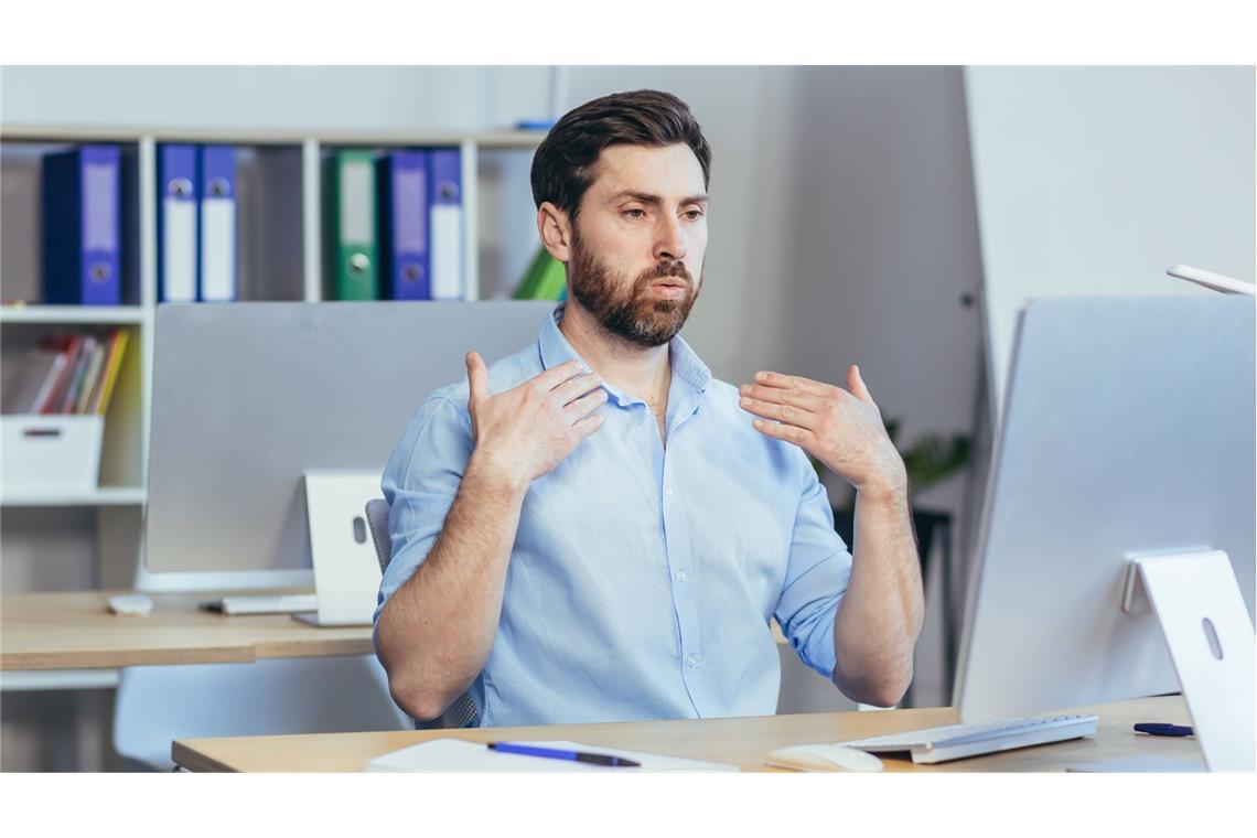 „Das Kurzarmhemd hat ein Imageproblem“ Wie bleibt man am Schreibtisch cool?