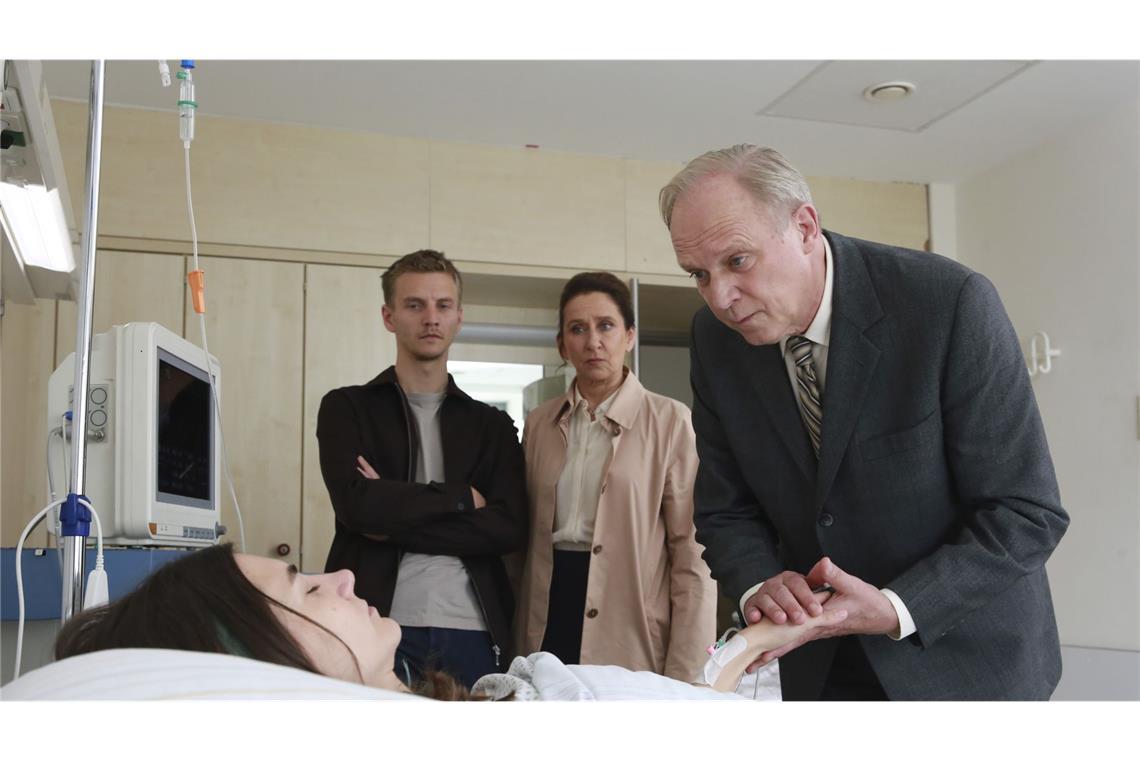 Wie bringt man eine Frau im Koma zum sprechen? V.l.n.r.: Eva Hütter (Nadine Dubois), Kindsvater Kai (Joseph Bundschuh), Magda Wächter (Barbara Phillip) und Felix Murot (Ulrich Tukur).