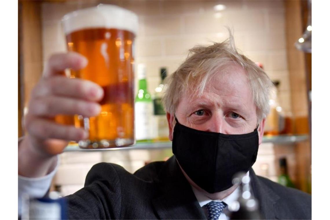In britischen Pubs wird das Bier knapp Wie der Premier, so seine Landsleute: Nicht nur Boris Johnson trinkt gerne ein kühles Bier. Foto: Jacob King/PA Wire/dpa
