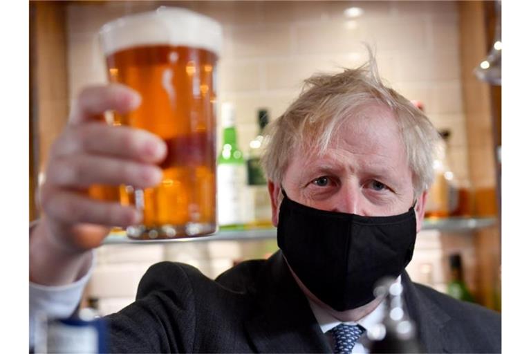 Wie der Premier, so seine Landsleute: Nicht nur Boris Johnson trinkt gerne ein kühles Bier. Foto: Jacob King/PA Wire/dpa