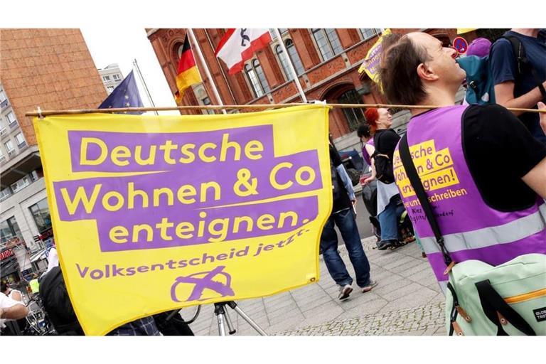 Wie die Linke bei der Vergesellschaftung vorgehen will, um sie auch rechtlich zu sichern, ist in vielen Punkten unklar. Zunächst will die Partei eine Anstalt öffentlichen Rechts schaffen. Diese soll die nötigen Kredite aufnehmen, die Wohnungsbestände kaufen und sich später um die Verwaltung kümmern.