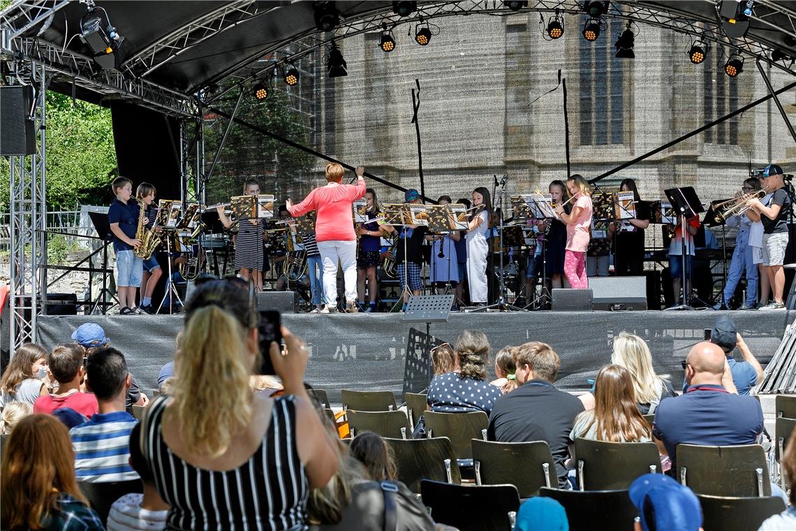 Wie die Schüler der Bläserklassen präsentiert sich die Jugendmusik- und -kunstschule Backnang an diesem Tag mit all ihren Facetten. Fotos: J. Fiedler