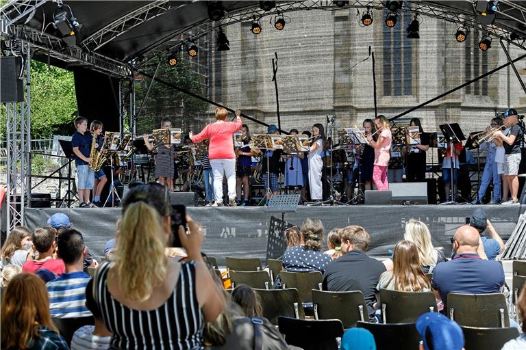 Wie die Schüler der Bläserklassen präsentiert sich die Jugendmusik- und -kunstschule Backnang an diesem Tag mit all ihren Facetten. Fotos: J. Fiedler