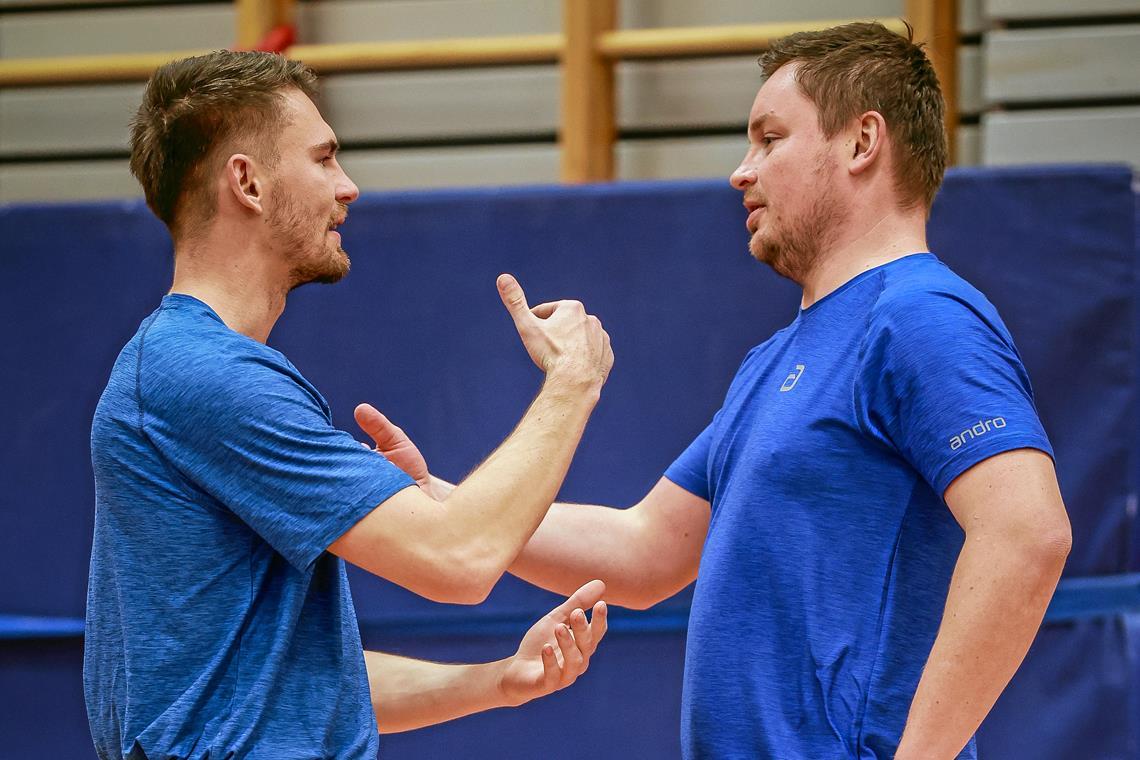 Aufstiegsträume und Abstiegsangst zur Saisonhalbzeit im Männertischtennis Wie die TSG Backnang den Verbleib in der Bezirksliga doch noch schaffen kann, ist vielleicht das Thema von Johann Jäger (links) und Patrick Hackbarth. Foto: Alexander Becher