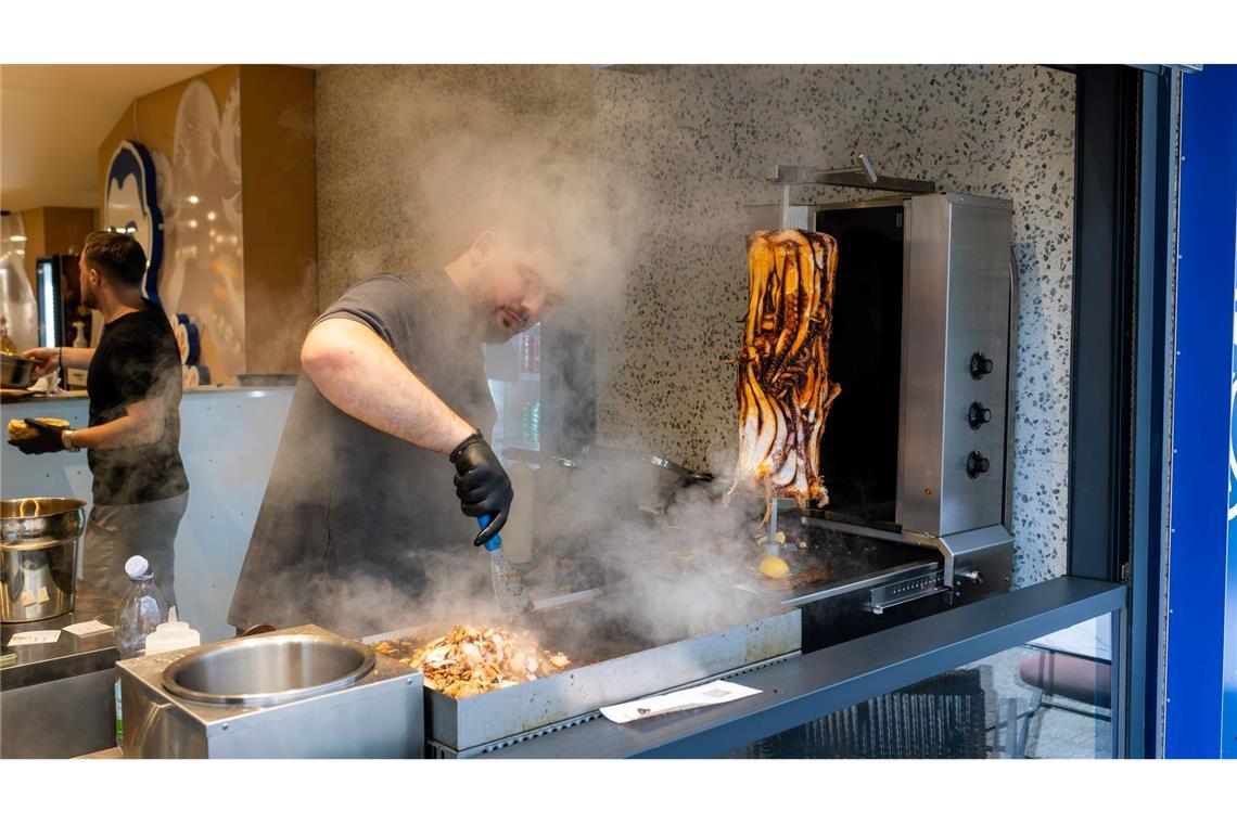 Wie ein herkömmlicher Döner wird der Calamari-Kebab am Spieß mariniert.