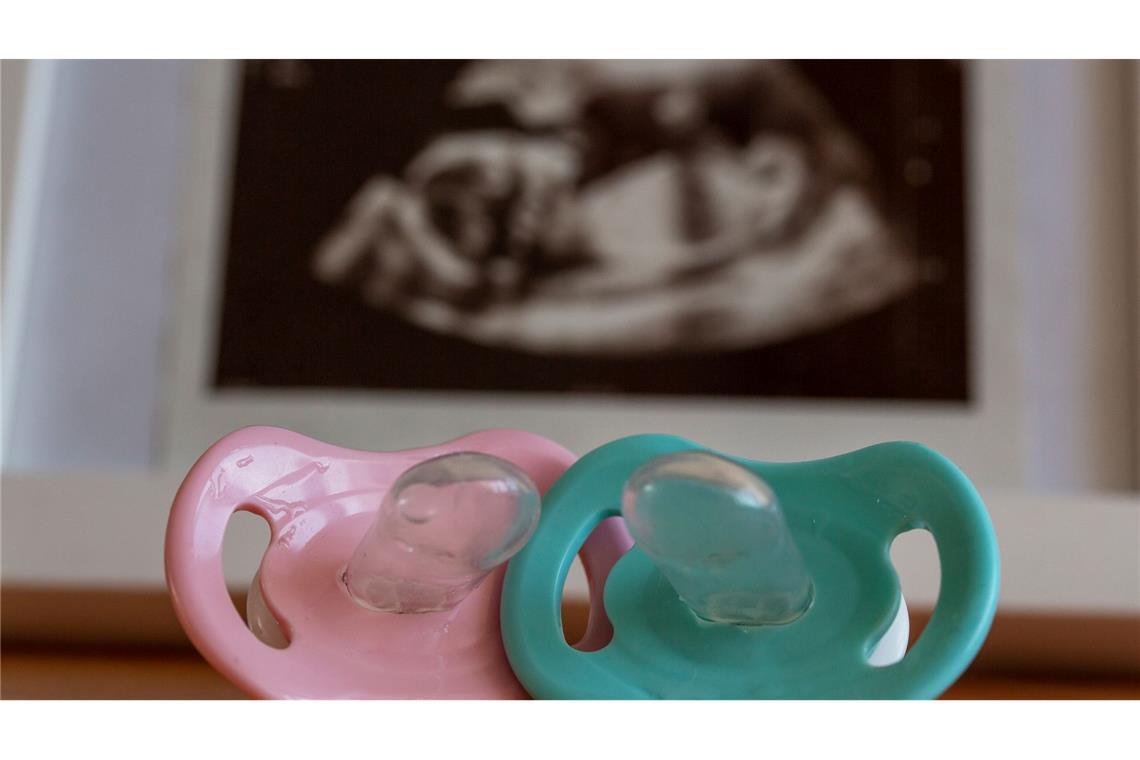 Wie ein Kind sein wird, weiß man vor der Geburt nicht. Verbinden werdende Eltern deshalb so viel mit dem Geschlecht?