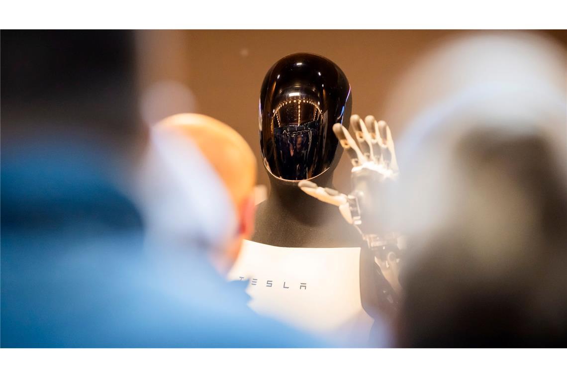 "Wie ein Mensch in einem Roboter-Kostüm" soll sich der Roboter "Optimus" in Zukunft bewegen.