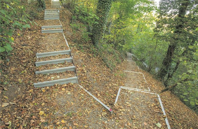 Wie ein Wanderweg in den Alpen wurde der steile Pfad vom Murrufer zum Stiftshof mit Metallstufen befestigt. Jetzt kann er wieder genutzt werden. Foto: A. Becher