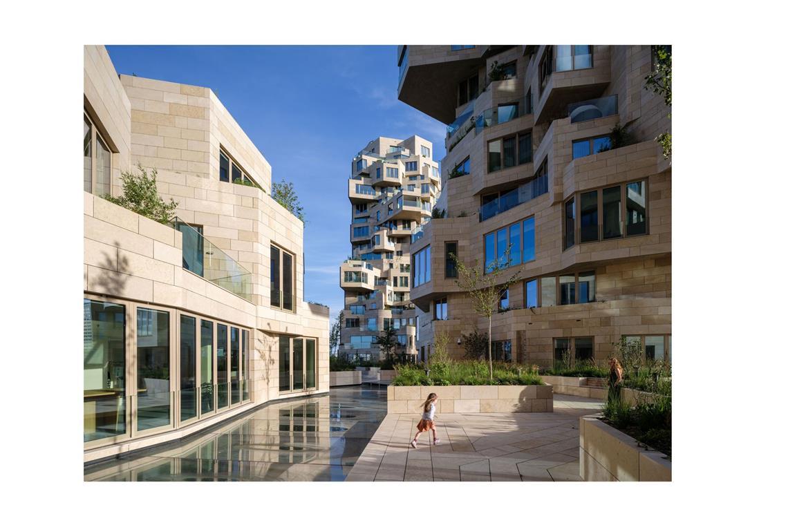 Das beste Hochhaus der Welt Wie ein Wanderweg schlängelt sich der öffentliche Weg durch das Valley. An dessen Boden befinden sich zwei kleine Seen, die als Oberlicht die darunter befindliche Lobby mit Tageslicht versorgen. Sie ist ebenfalls mit Naturstein verkleidet und verbindet Restaurants, Geschäfte, Kulturflächen und die in den Stockwerken darüber liegenden Büros miteinander.