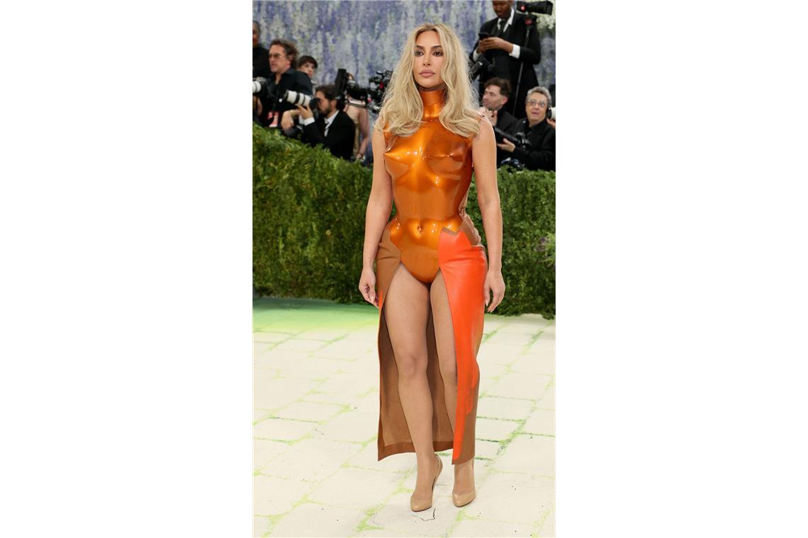 Wie eine Superheldin in einem 60er-Jahre-Comic – Kim Kardashians orangefarbener Panzer ist von keinem Geringeren als dem Pop-Art-Künstler Allen Jones.