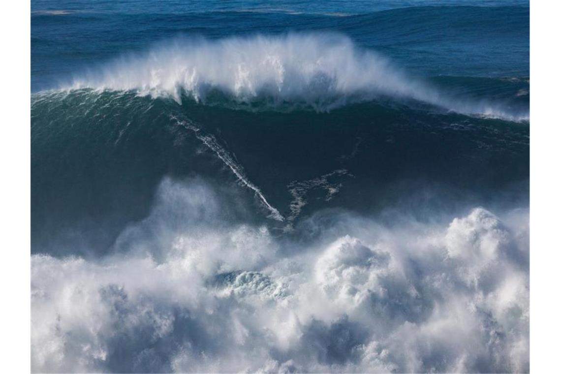 Wellenreiter Steudtner mit Big-Wave-Award ausgezeichnet Wie eine „Wasserwand“: Surfer Sebastian Steudtner hat eine Riesenwelle bezwungen. Foto: Aybuke Dogmaz/Florian Gress/dpa