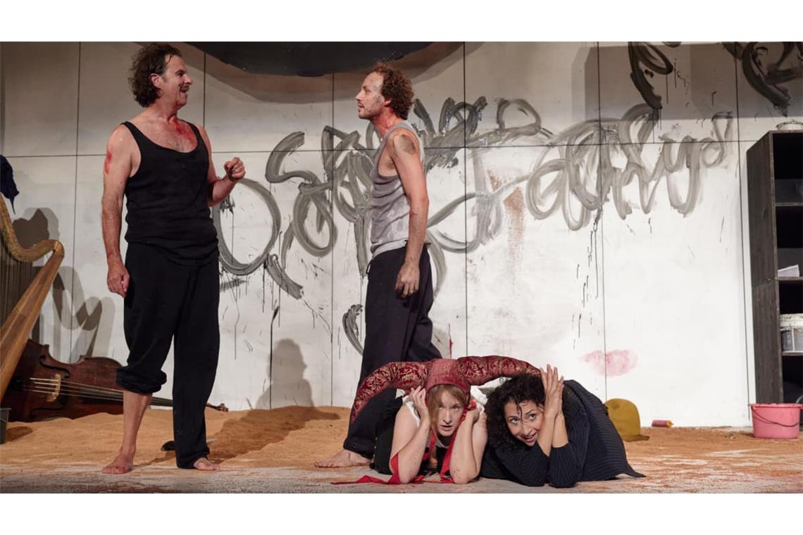 „Wie es euch gefällt“ im Theater Ulm: (von links) Frank Röder, Leon Tölle, Adele Schlichter und Alina Rank.