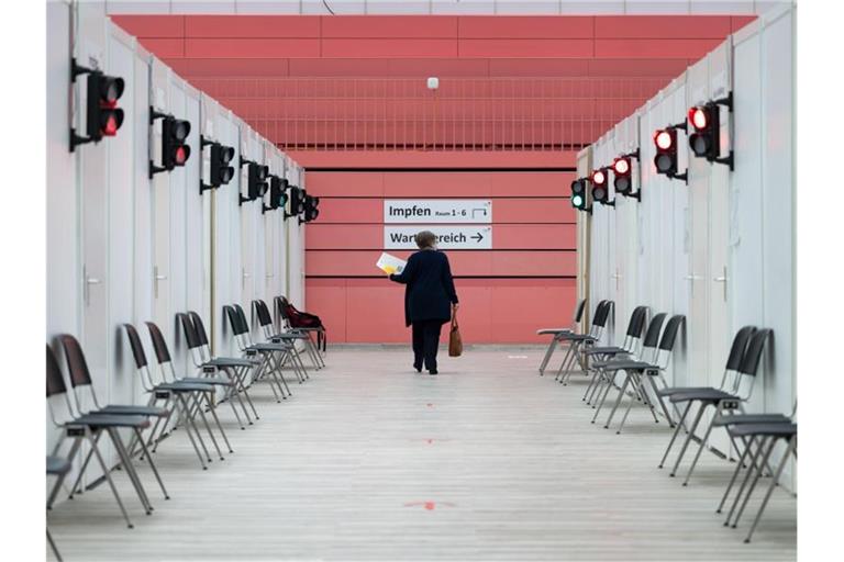 Wie es mit den Impfzentren weitergeht, ist offen - mehrere Bundesländer wollen sie länger als geplant weiterführen. Foto: Marijan Murat/dpa