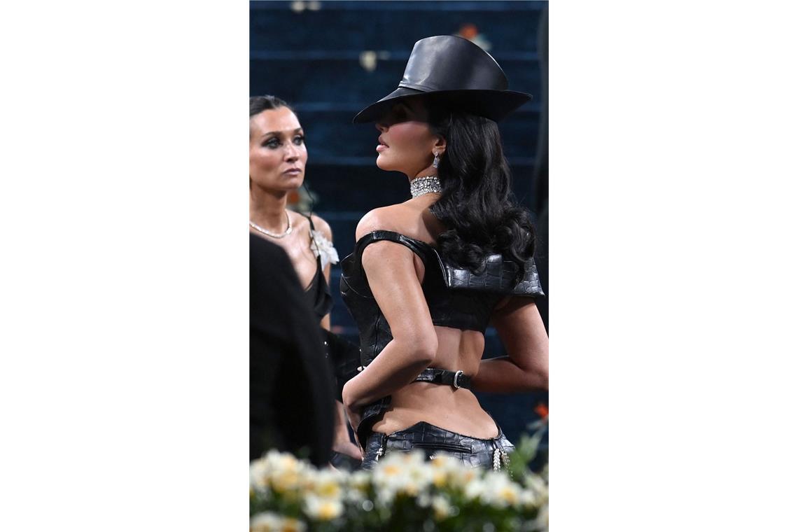 Tops und Flops auf dem roten Teppich Wie fast immer um Aufmerksamkeit bemüht, zeigte sich Kim Kardashian in einem auffälligen Outfit.