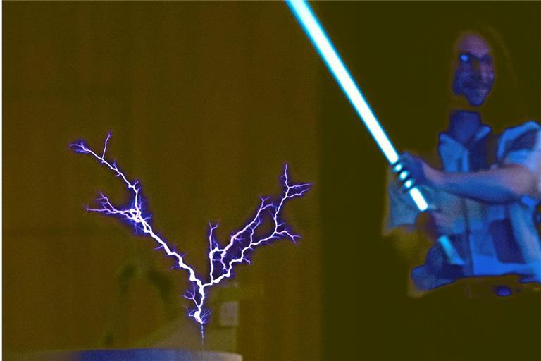 Wie funktionieren eigentlich die Leuchtschwerter bei „Star Wars“? Über eine Tesla-Spule in der Nähe – das erfahren Teilnehmer der Physikshow „Wat es en Elementarteilsche?“ im Backnanger Bürgerhaus. Fotos: Alexander Becher