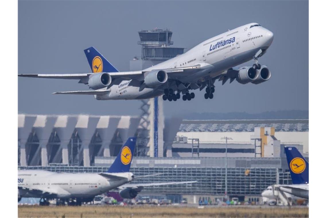 Lufthansa schafft Begrüßung „Damen und Herren“ an Bord ab Wie Gäste künftig an Bord begrüßt werden, entscheidet nach Angaben der Lufthansa die Kabinenchefin oder der Kabinenchef. Foto: Boris Roessler/dpa