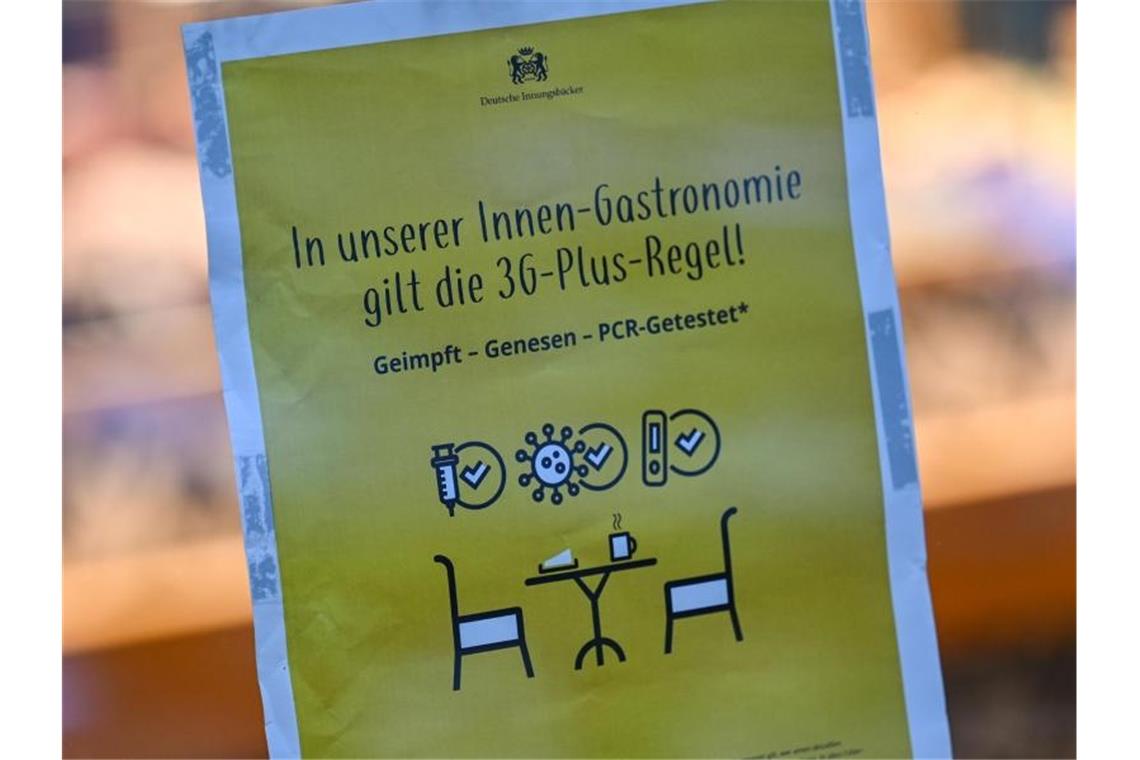 Neue Corona-Pläne: Was noch möglich sein soll und was nicht Wie Gaststätten in Zukunft ihre Gäste kontrollieren dürfen, liegt nach dem neuen Beschluss des Bundestages, in den Händen der Länder. Foto: Arne Dedert/dpa