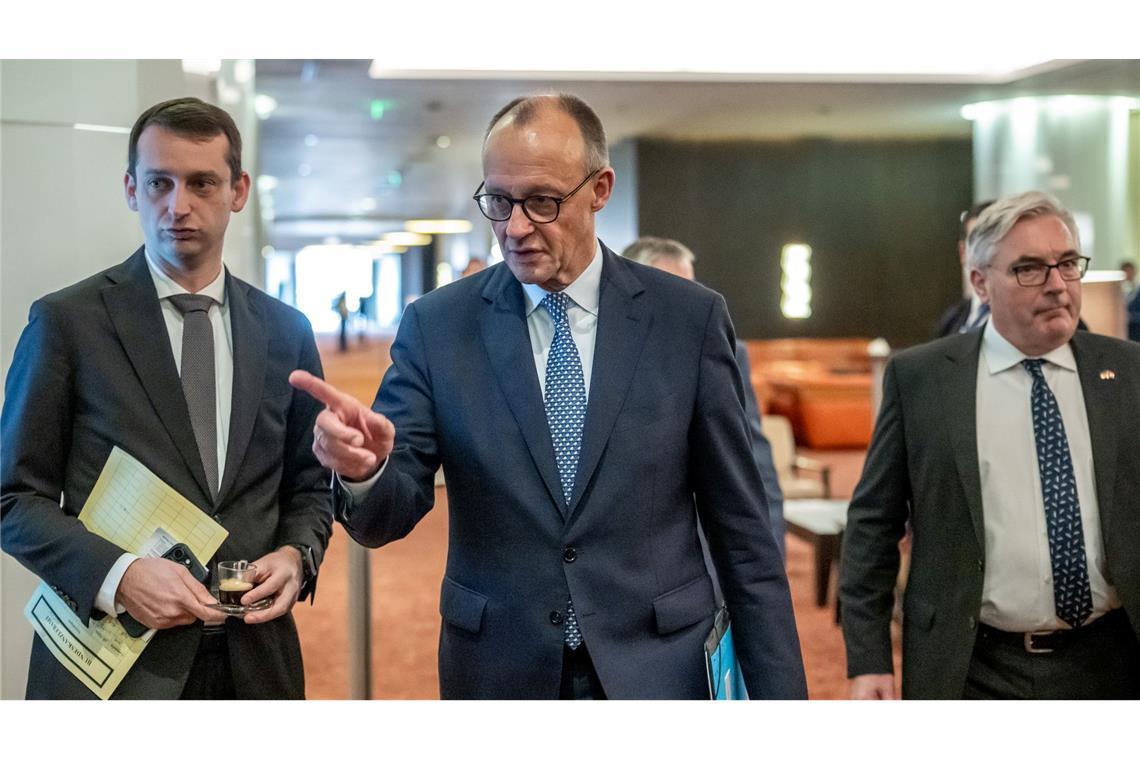 Wie geht es für die Ukraine weiter? Diese Frage spielt auch am Rande des EU-Afrika-Gipfels in Angola, an dem Kanzler Merz teilnimmt, eine Rolle.