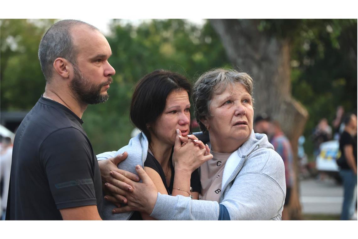 Wie geht es weiter? Was kommt als Nächstes? Eine ukrainische Familie schaut nach eoinem russischen Drohneangriff fassungslos auf ihr zerstörtes Zuhause in der ostukrainischen Stadt Charkiw.