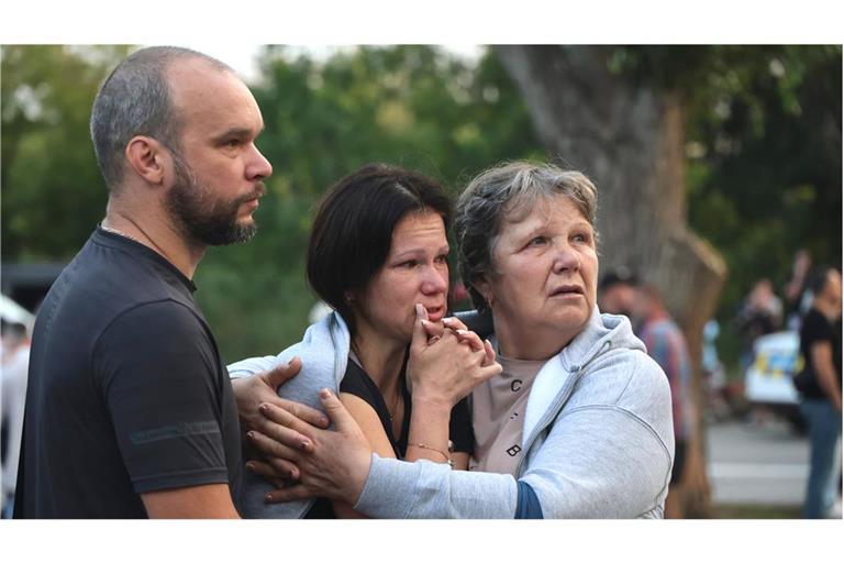 Wie geht es weiter? Was kommt als Nächstes? Eine ukrainische Familie schaut nach eoinem russischen Drohneangriff fassungslos auf ihr zerstörtes Zuhause in der ostukrainischen Stadt Charkiw.