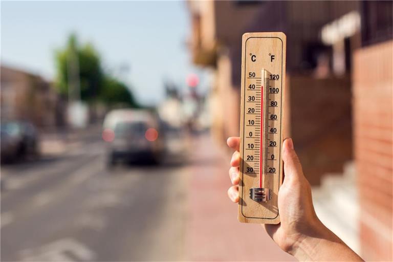 Wie heiß wird es heute? Am 2. Juli 2025 erreicht die Hitzewelle ihren Höhepunkt,  mit Temperaturen bis zu 40 Grad und offiziellen Wetterwarnungen für viele Regionen in Deutschland.