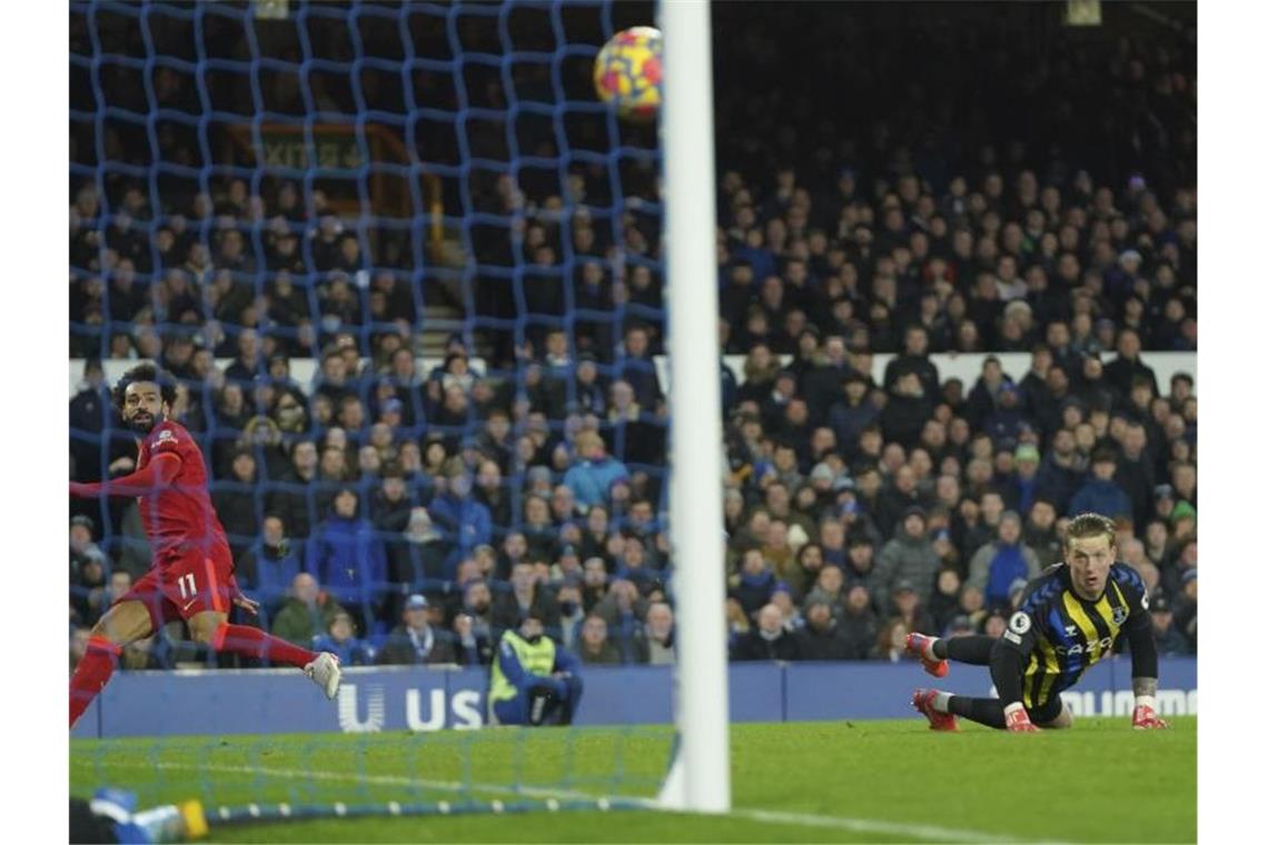 Wie hier beim FC Everton darf in England weiter vor vollen Zuschauerrängen gespielt werden. Foto: Jon Super/AP/dpa