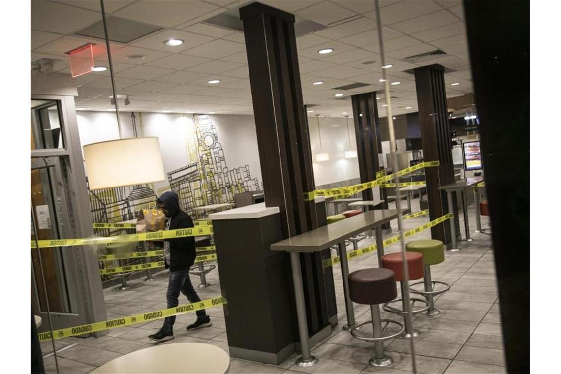 Wie hier in Brooklyn sind auch hierzulande die McDonald's-Restaurant verwaist. Die Mitarbeiter können jetzt bei Aldi aushelfen. Foto: Wong Maye-E/AP/dpa