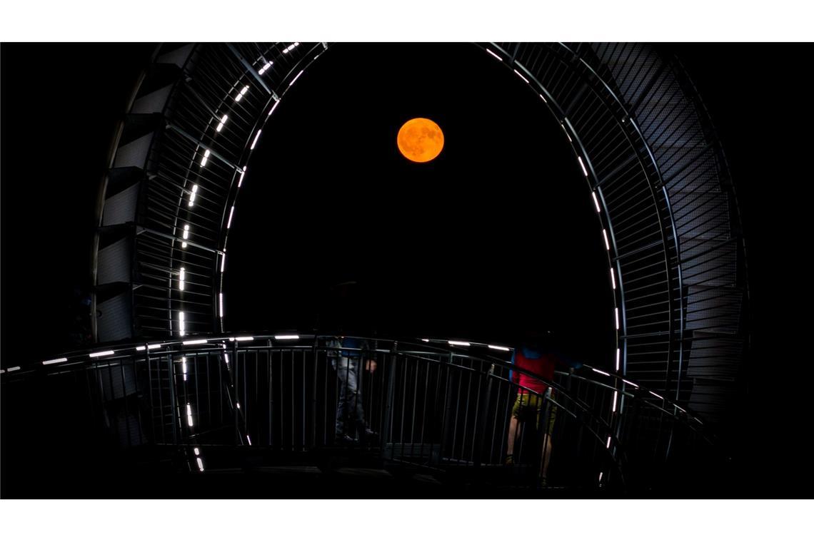 Blassroter Erdbeermond ziert Nachthimmel über Deutschland Wie hier in Duisburg sorgte der Erdbeermond vielerorts für schöne Aussichten.