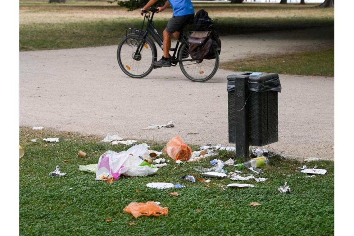 Schulze will Hersteller für Plastikmüll zur Kasse bitten Wie hier in einem Berliner Park liegt in deutschen Städten viel Plastik- und Verpackungsmüll herum. Foto: Jens Kalaene/dpa-Zentralbild/dpa
