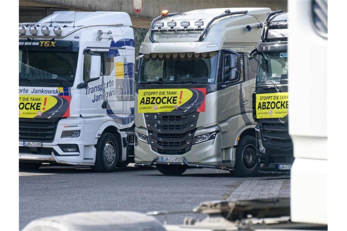 Lkw-Proteste in mehreren Bundesländern Wie hier in Köln protestierten in vielen Regionen Deutschlands Lkw-Fahrer gegen die aktuellen Dieselpreise. Foto: Henning Kaiser/dpa