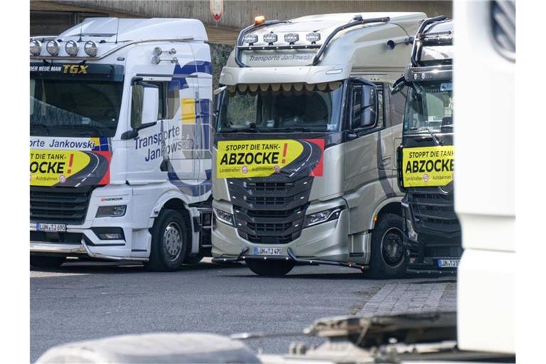Wie hier in Köln protestierten in vielen Regionen Deutschlands Lkw-Fahrer gegen die aktuellen Dieselpreise. Foto: Henning Kaiser/dpa