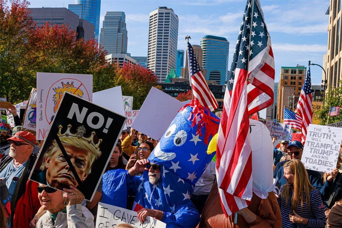 Wie hier in Minneapolis sind in den USA die Menschen gegen Trump auf die Straße gezogen.Wie hier in Minneapolis sind in den USA die Menschen gegen Trump auf die Straße gezogen.