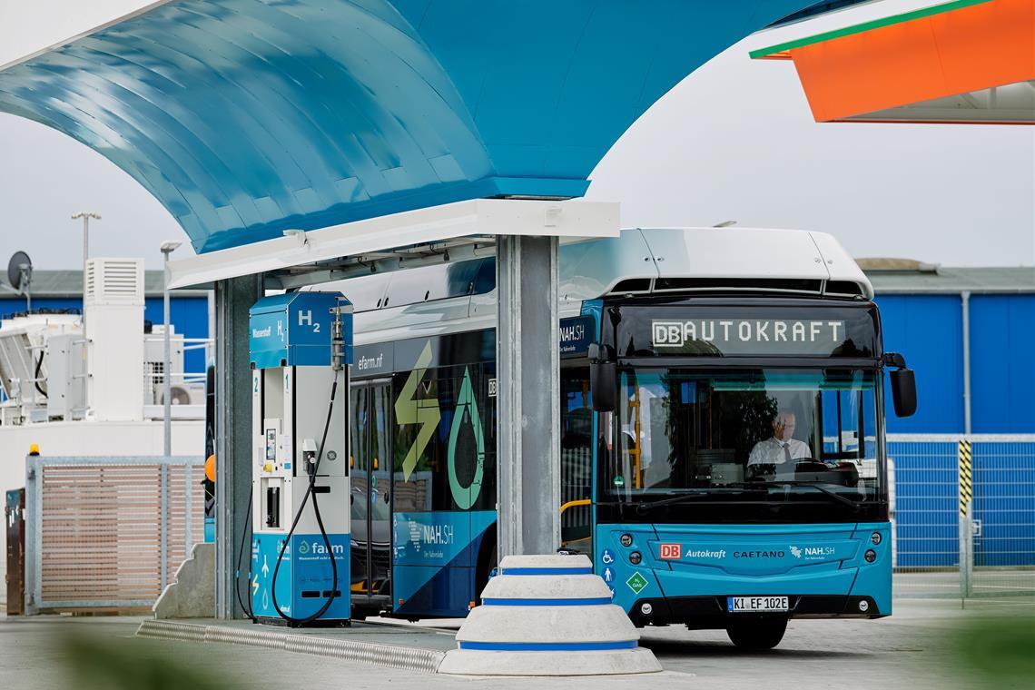Waiblinger Busse sind bald mit grünem Wasserstoff unterwegs Wie hier in Nordfriesland werden schon bald in Waiblingen Brennstoffzellenbusse des ÖPNV regional produzierten grünen Wasserstoff tanken. Foto: GP JOULE