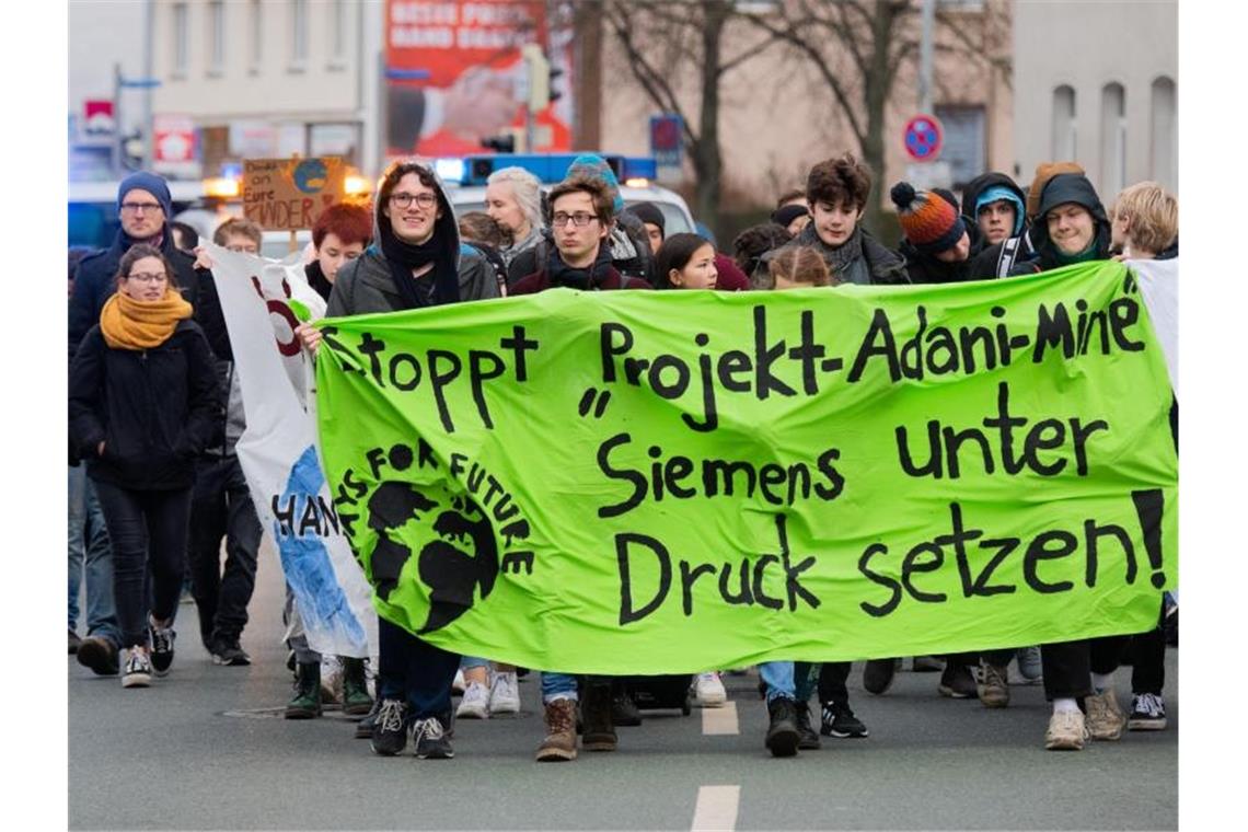 Wie hier vor einem Siemens-Standort in Hannover protestiereten Aktivisten zuletzt an vielen Orten gegen die umstrittene Lieferung nach Australien. Foto: Julian Stratenschulte/dpa